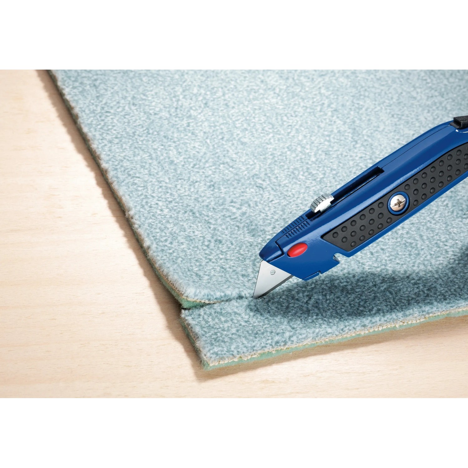 LUX Universalmesser Classic schneidet Teppich. Bastelmesser mit blauer Griff und Trapezklinge.