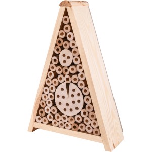 Dreieckiges Insektenhotel aus Kiefernholz, 34 cm hoch, mit verschiedenen Bohrungen.