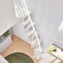 Weiße Intercon Raumspartreppe Alpha mit 11 hellen Buche-Stufen und Polar-Weißem Mittelholm. Moderne Innentreppe mit Geländer.