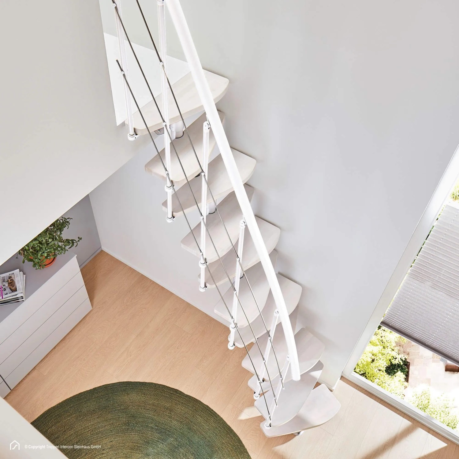 Weiße Intercon Raumspartreppe Alpha mit 11 hellen Buche-Stufen und Polar-Weißem Mittelholm. Moderne Innentreppe mit Geländer.