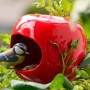 Rot glänzender Keramik-Futterspender in Apfelform mit Blaumeise. Vogelhaus aus dem 3er-Set.