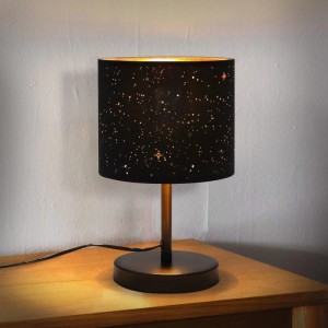 NETTLIFE Vintage Nachttischlampe mit schwarzem Sternenhimmel Stoffschirm, goldener Basis und E27 Fassung.