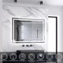 Rechteckiger Badspiegel mit LED-Beleuchtung, Dimmfunktion und drei Lichtfarben vor Marmorwand.