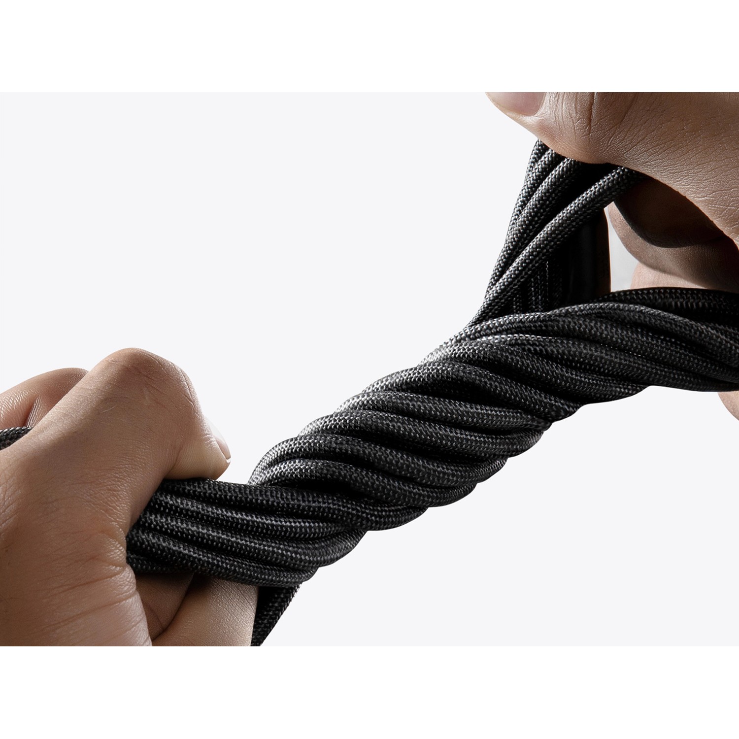 Anker USB-C Kabel, 180cm, aus Bio-Nylon, wird von Händen gehalten.