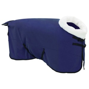 Marineblaue Polarfleece Pferdedecke mit weichem weißem Kragen und Schnallen für Wärme und Schutz des Pferdes.
