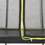 Detailaufnahme: Schwarzes EXIT Silhouette Trampolin D305cm mit Sicherheitsnetz und gelbem Reißverschluss.