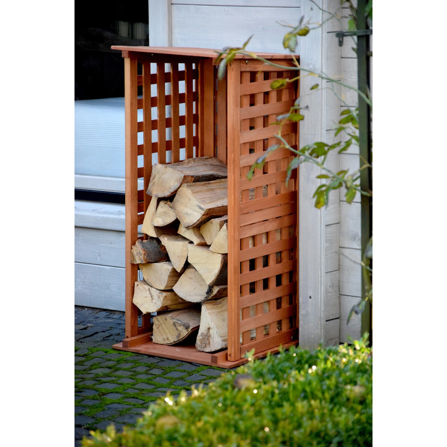 Dobar Kaminholzregal aus Kiefernholz, braun lasiert, mit Kaminholz gefüllt.