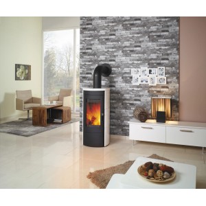 Hark Kaminofen Tiamo EX, schwarz/cremeweiß, 6 kW, mit brennendem Feuer im Wohnraum.