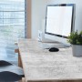 Graue Beton Schreibtischunterlage auf einem Holzschreibtisch mit Monitor und Maus. Schützt die Arbeitsfläche im Büro.
