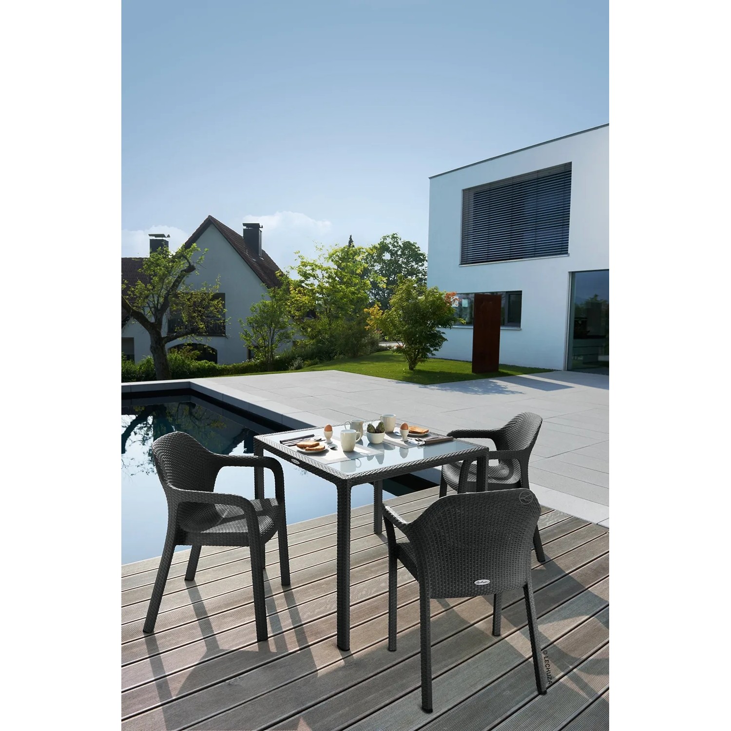 Lechuza Essstuhl in Granit mit Flechtstruktur, ideal für den Garten.