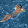 Mann entspannt auf der Bestway Pool-Hängematte Comfort Plush im Wasser.