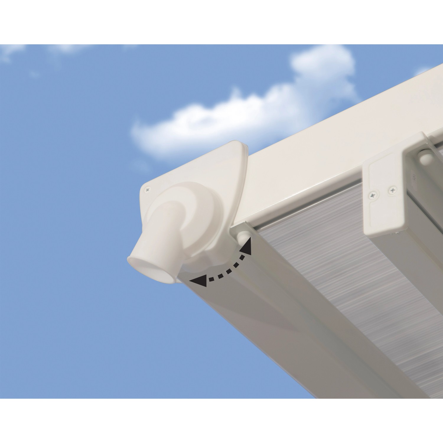 Detailaufnahme der weißen Palram Canopia Terrassenüberdachung mit integrierter Regenrinne.