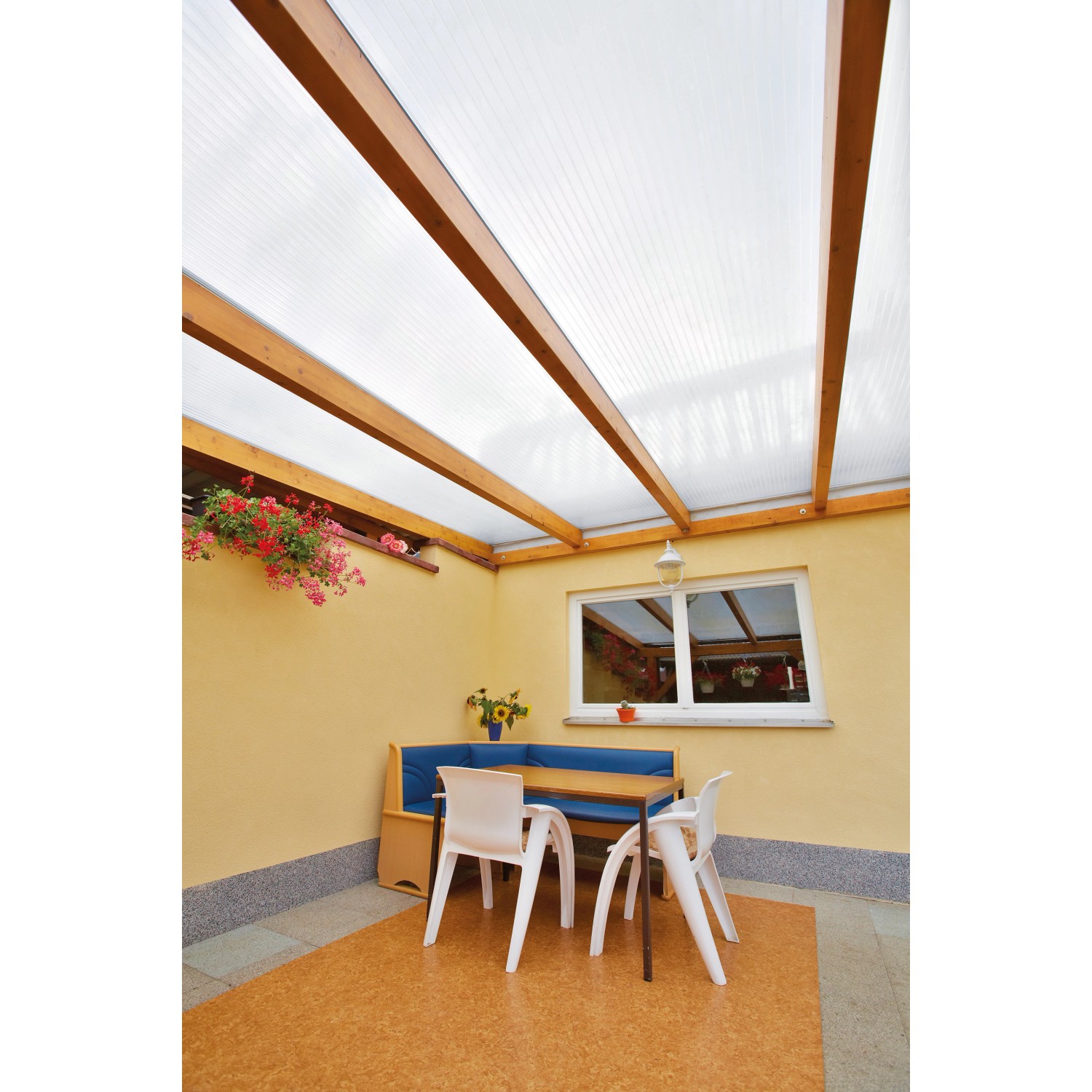 Terrassenüberdachung mit klarer 25 mm Hohlkammerplatte Thermo, Holzrahmen.