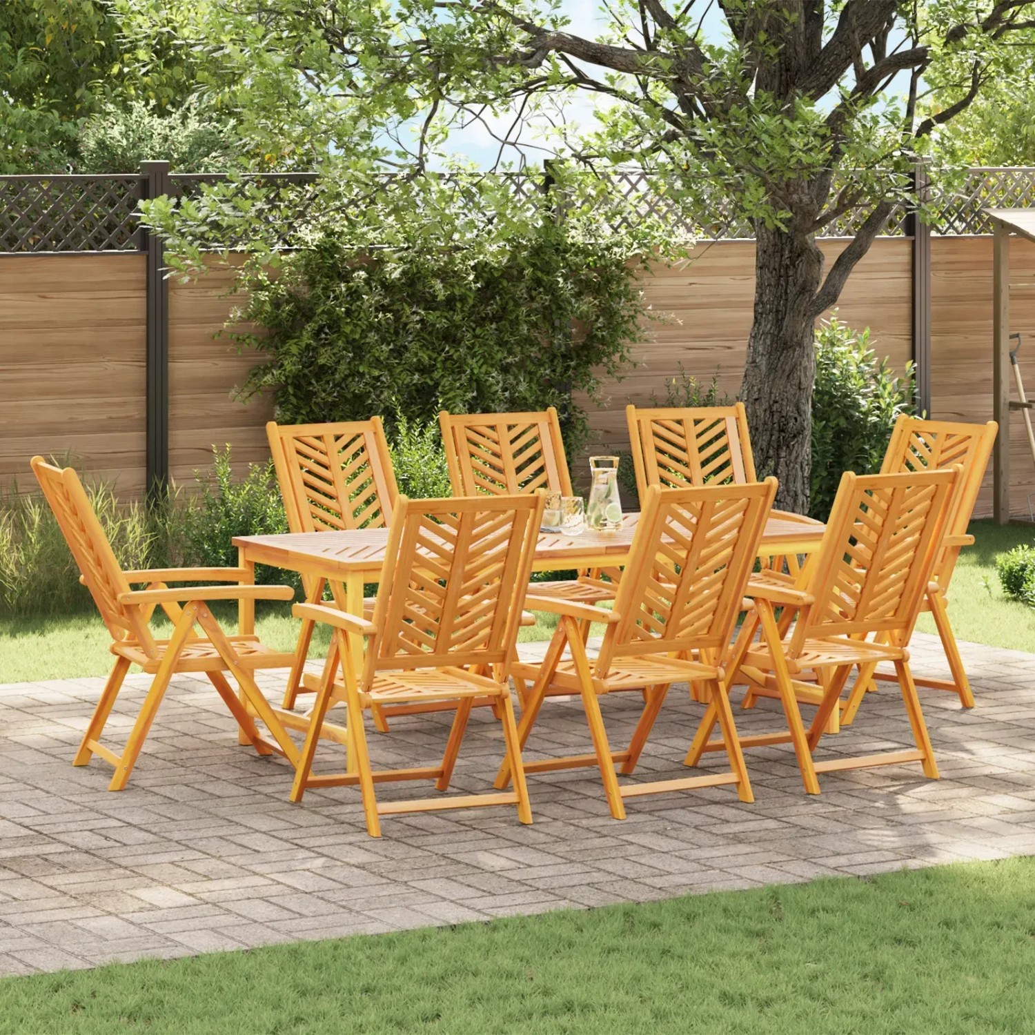 Acht verstellbare Gartenstühle aus Akazienholz von vidaXL um einen Gartentisch im Freien.