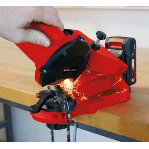 Einhell Akku-Sägekettenschärfgerät GE-CS 18 Li Solo beim Schärfen einer Kette, rot.