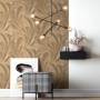 Goldene Vliestapete mit strukturiertem Palmenmuster. Dekorative Wandgestaltung für ein luxuriöses, natürliches Ambiente.