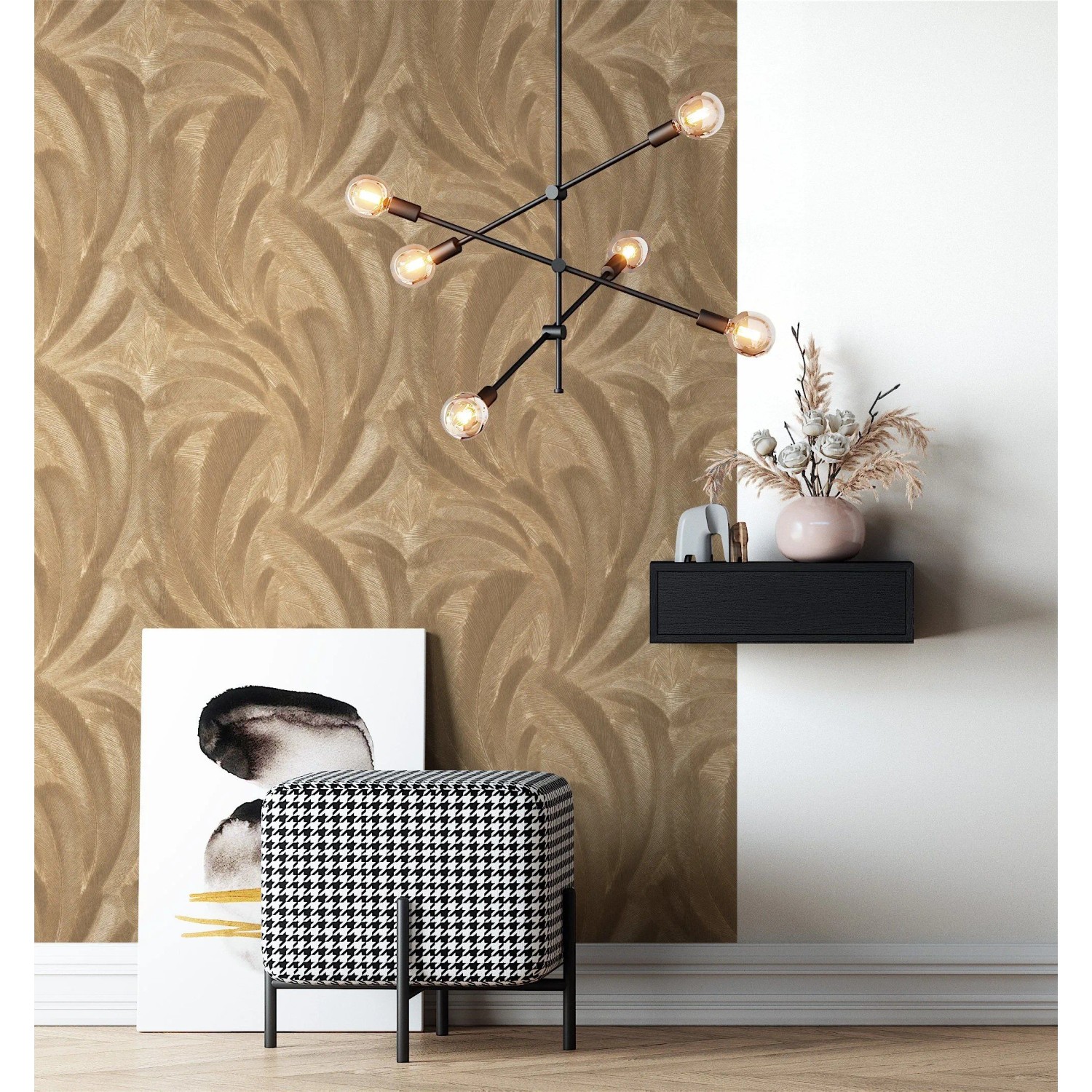 Goldene Vliestapete mit strukturiertem Palmenmuster. Dekorative Wandgestaltung für ein luxuriöses, natürliches Ambiente.