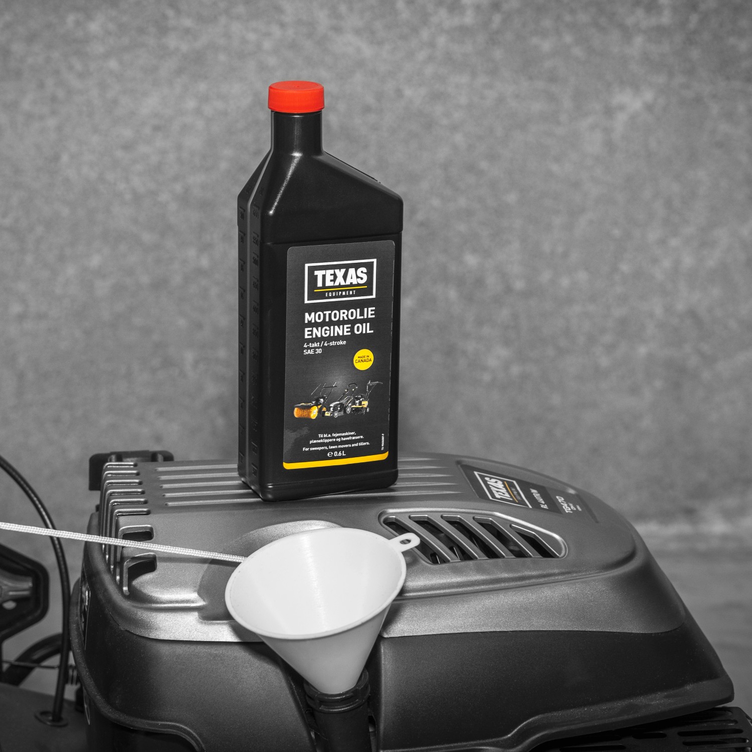 Texas Motoröl SAE30 0,6l für Kettensägen und Gartengeräte. Ölkanister mit Einfülltrichter.