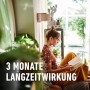 Frau liest entspannt, Zimmerpflanzen im Hintergrund, Hinweis auf 3 Monate Langzeitwirkung der Düngestäbchen.