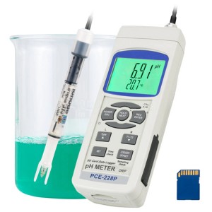 PCE Instruments 228P pH-Meter mit Elektrode in Flüssigkeit und SD-Karte zur Messwerterfassung.