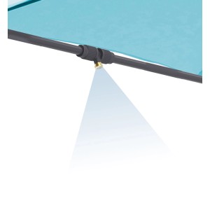 Detailaufnahme des LUX-TOOLS Wassernebler-Sets am Sonnenschirm mit feinem Sprühnebel.