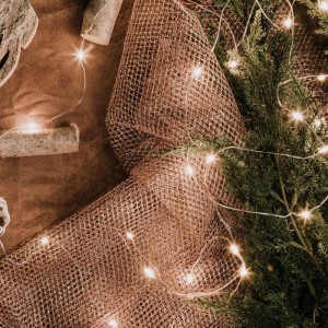 SALCAR LED Lichterkette Draht warmweiß, dekoriert mit Grün und Kupferstoff. Ideal für Weihnachtsdeko innen & außen.