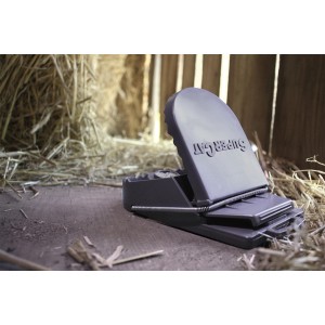 Swissinno Rattenfalle SuperCat aus Kunststoff, aufgestellt im Stall.