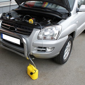 Eufab Öl-Absaugpumpe 12V im Einsatz am Auto für Ölwechsel. Gelbe Pumpe mit Schlauch.
