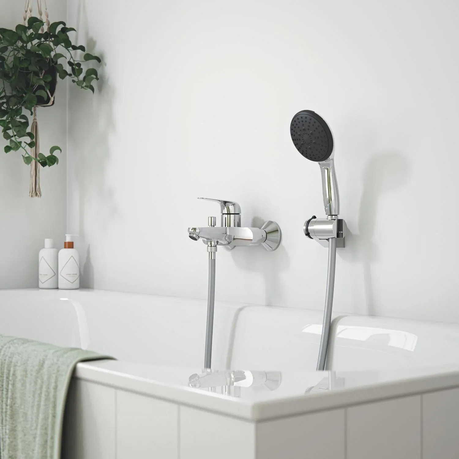 Grohe Swift Einhand-Wannenbatterie mit Handbrause, Chrom, für die Badewanne.
