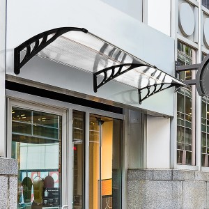 Transparentes Outsunny Pultvordach aus Polycarbonat mit schwarzem Rahmen über einem Eingang.