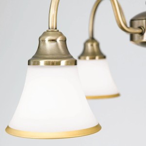 Detailaufnahme des 3-flammigen Orion Deckenlusters Maja in Antik-Optik mit opalen Glasschirmen.