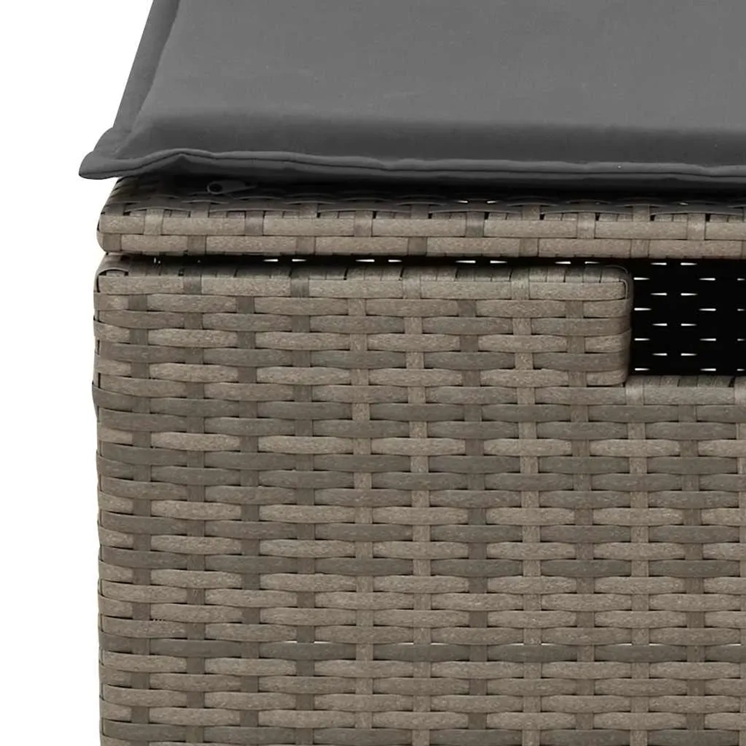 Detailaufnahme: Graue Gartenmöbel aus Polyrattan mit Kissen, Teil der vidaXL Sofagarnitur.
