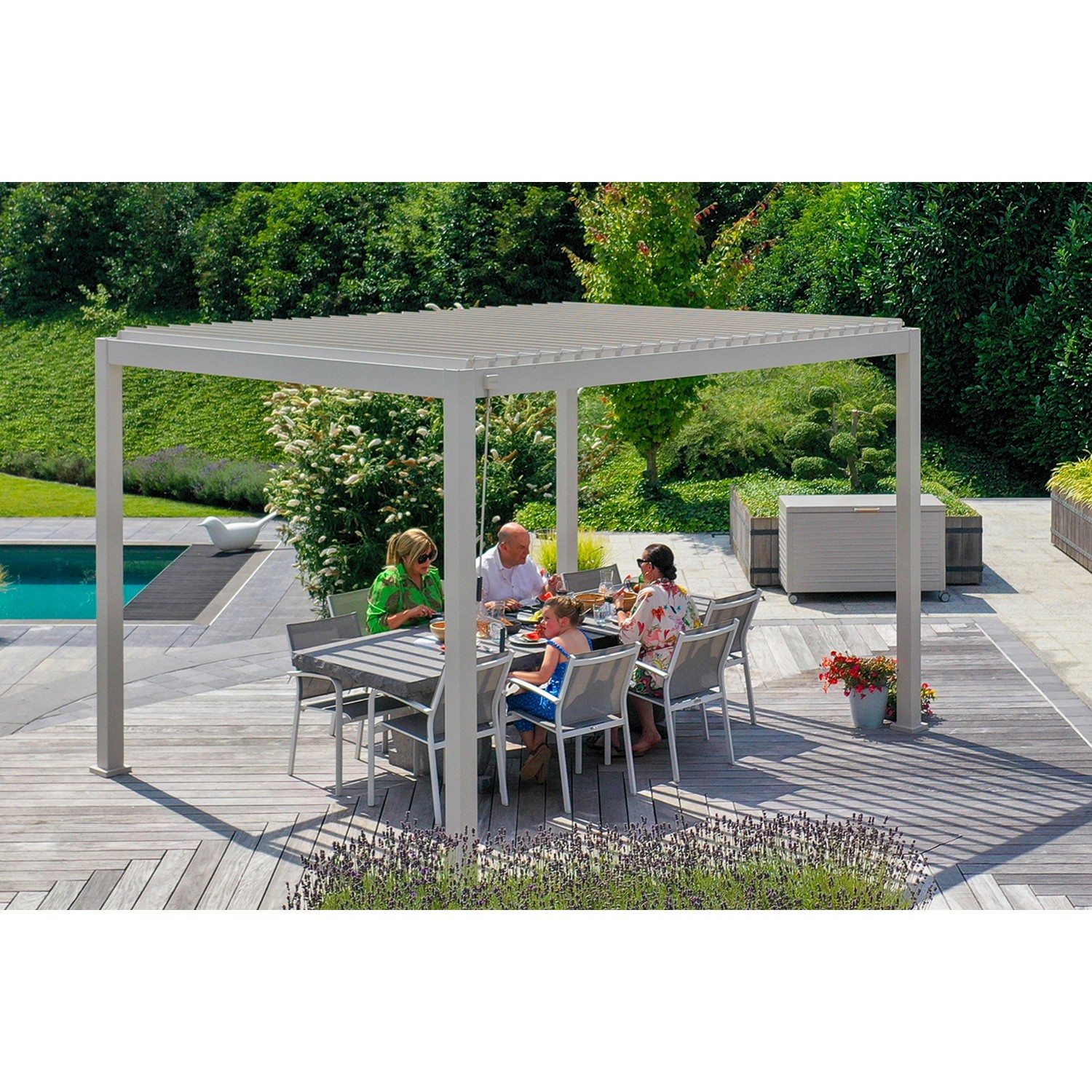 Helle Mirador Pergola 111 Deluxe 3x4m im Garten mit sitzenden Personen am Tisch.