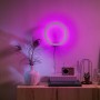 Philips Hue Sana Wandleuchte in Weiß mit farbigem Licht an der Wand.