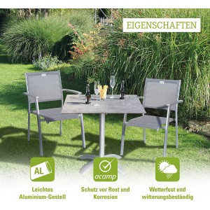 Quadratischer Acamp Klapptisch Platin-Cemento (80x80 cm) mit zwei Stühlen im Garten.