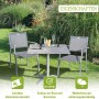 Quadratischer Acamp Klapptisch Platin-Cemento (80x80 cm) mit zwei Stühlen im Garten.