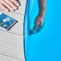 CF Aqua Patch Pflaster für Teich und Pool Anwendung. Hand klebt Pflaster unter Wasser.