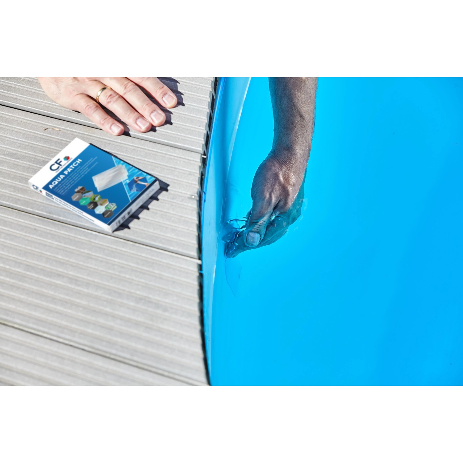 CF Aqua Patch Pflaster für Teich und Pool Anwendung. Hand klebt Pflaster unter Wasser.
