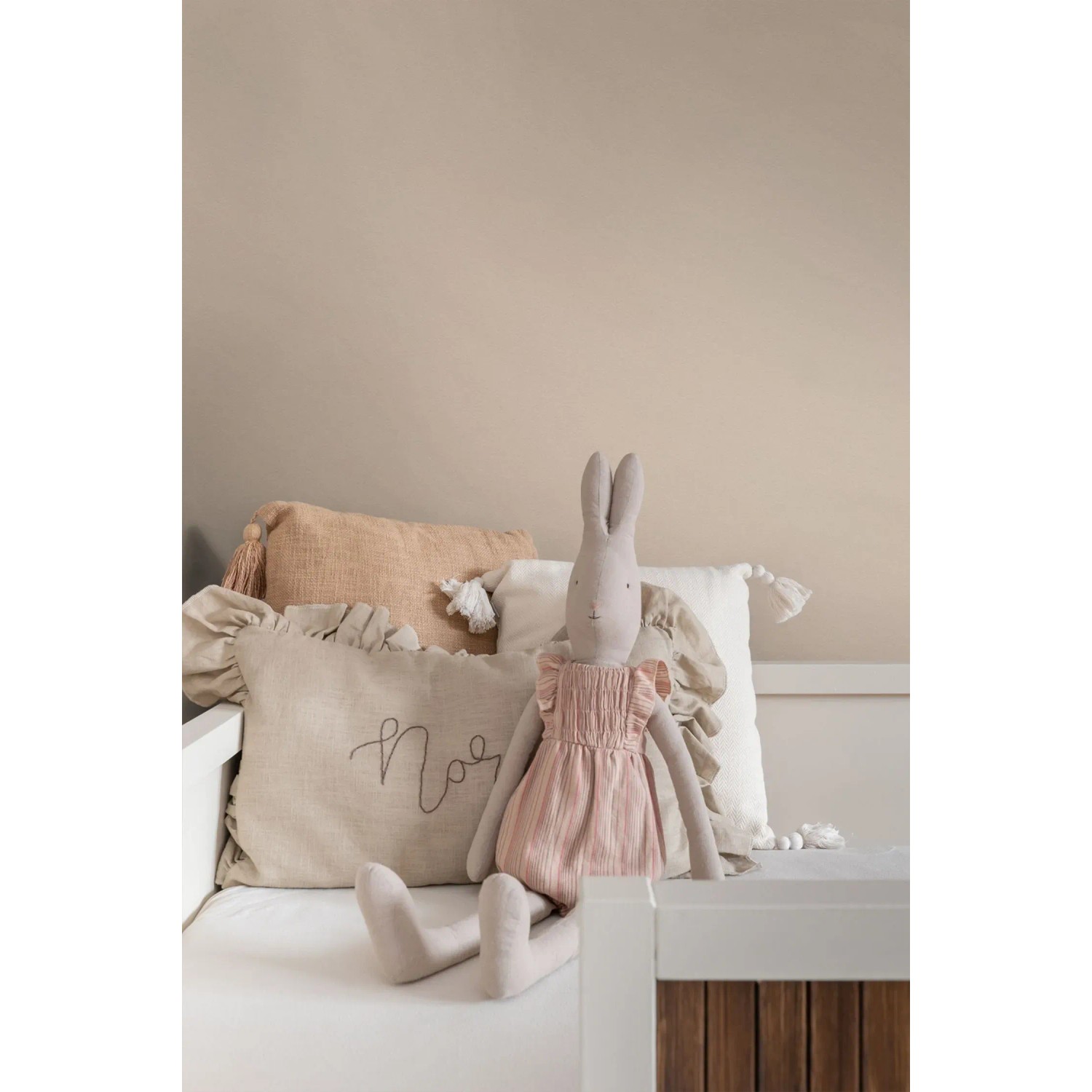 ESTAhome Wandfarbe Altrosa an Wand mit Kissen und Stofftier