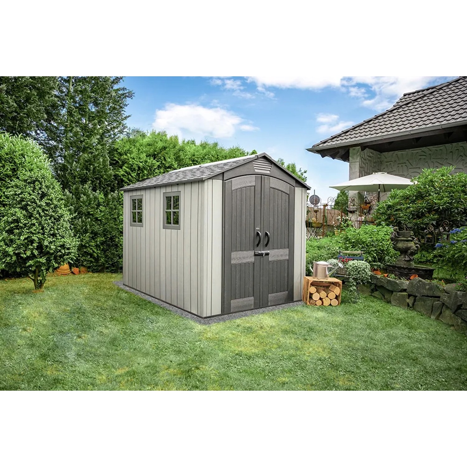 Lifetime Gerätehaus Luna 5,81 m² aus Kunststoff im Garten. Gartenhaus mit Doppeltür und Fenster.