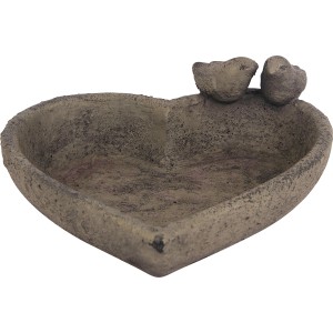 Dunkelgraue Vogeltränke in Herzform mit zwei Vogel-Figuren als Gartendekoration.