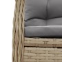 Detailaufnahme: Beige Poly Rattan Gartenstuhl mit grauem Kissen, Teil der 5-tlg. Essgruppe.