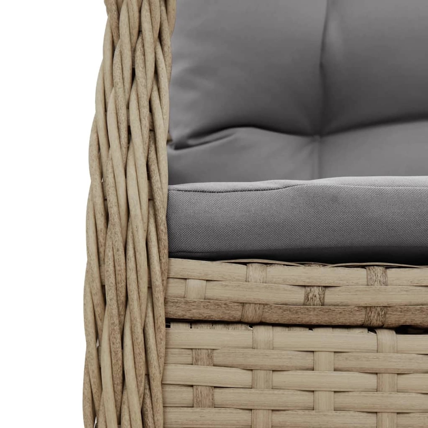 Detailaufnahme: Beige Poly Rattan Gartenstuhl mit grauem Kissen, Teil der 5-tlg. Essgruppe.