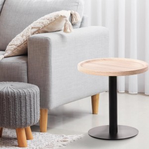 CLP Beistelltisch Aspen: runder Eiche-Holztisch mit matt schwarzem Metallgestell, modern im Wohnzimmer.