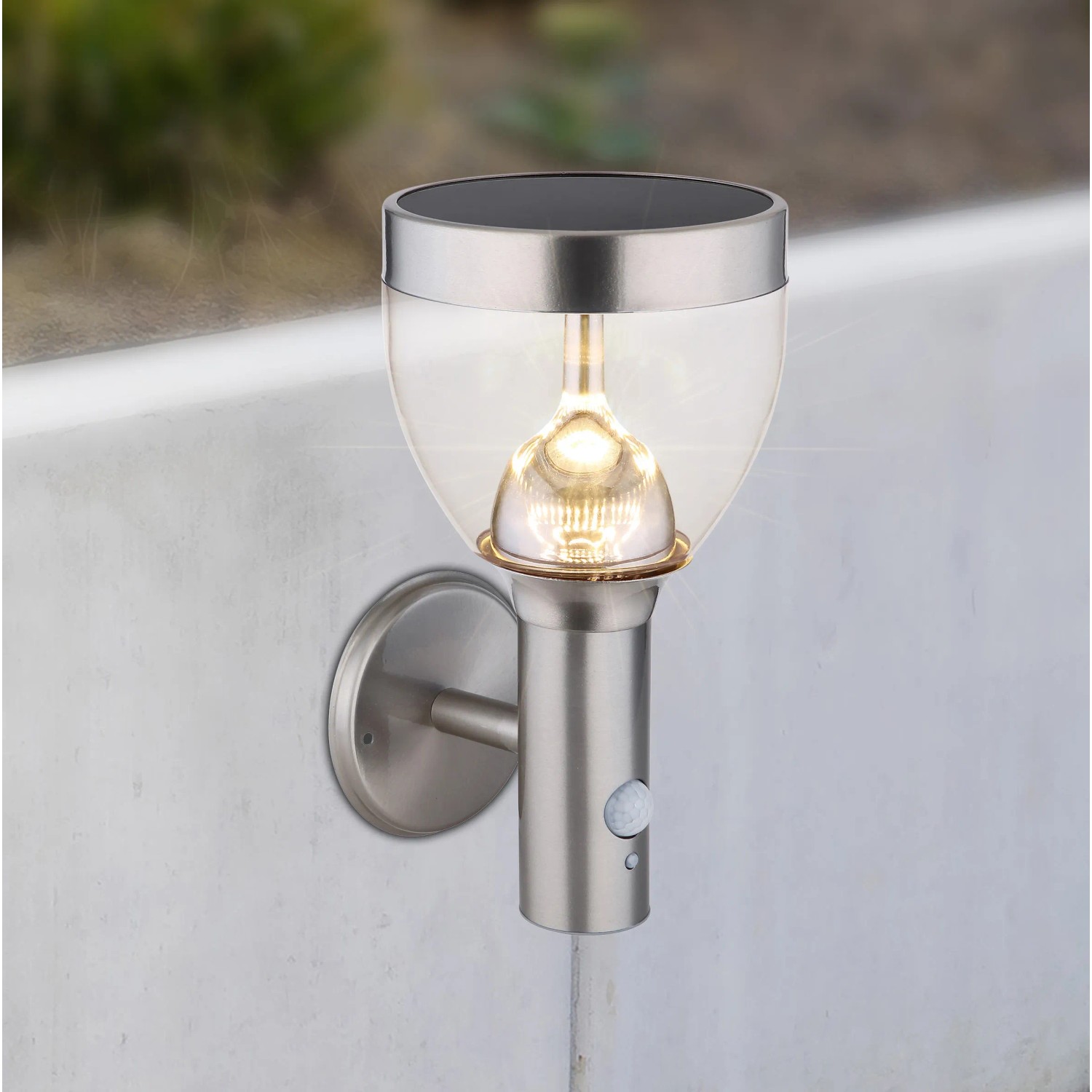 Globo LED-Solar-Wandleuchte mit Bewegungsmelder aus Edelstahl für den Außenbereich.
