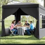Grauer 3x3m Gartenpavillon mit Fenstern, in dem Personen an einem Tisch sitzen. Ideal als Partyzelt mit UV-Schutz.