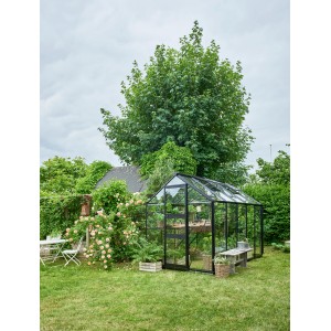 Schwarzes Halls Gewächshaus Burford 610 (6,1 m²) mit Fundament im Garten.