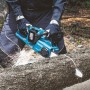 Makita Akku-Kettensäge DUC353Z beim Sägen von Holz. Kompakte Bauweise, Akkubetrieb.
