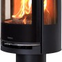Schwarzer Aduro 9.3 Lux Kaminofen aus Stahl mit Automatik und brennendem Holz.