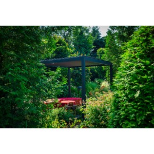 Anthrazitfarbene Pergola Mirador Premium 3x4 m im Garten, umgeben von Grün.